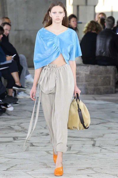 Look 10